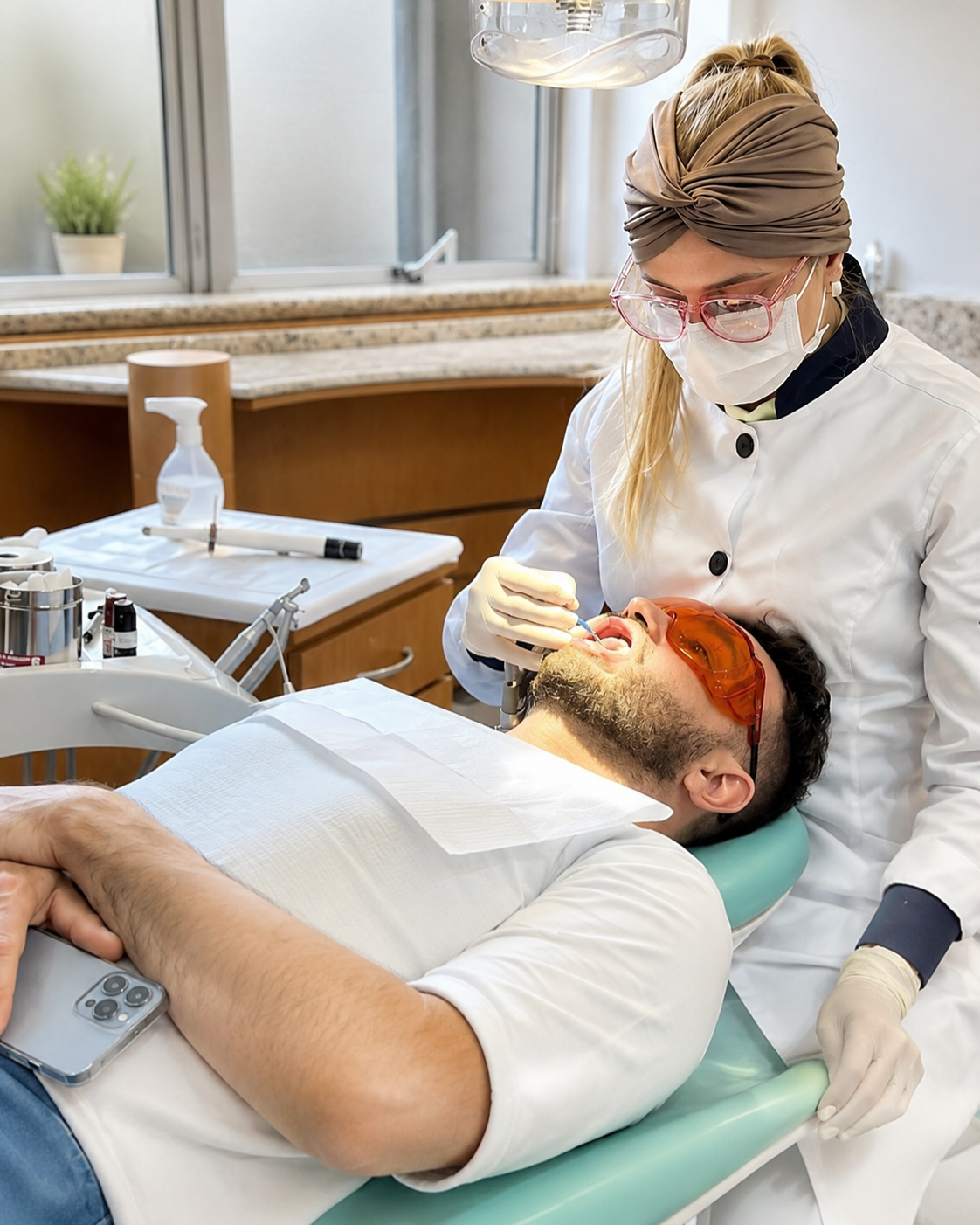 Dentista realizando atendimento odontológico preventivo em paciente na Odonto Sul Blumenau.